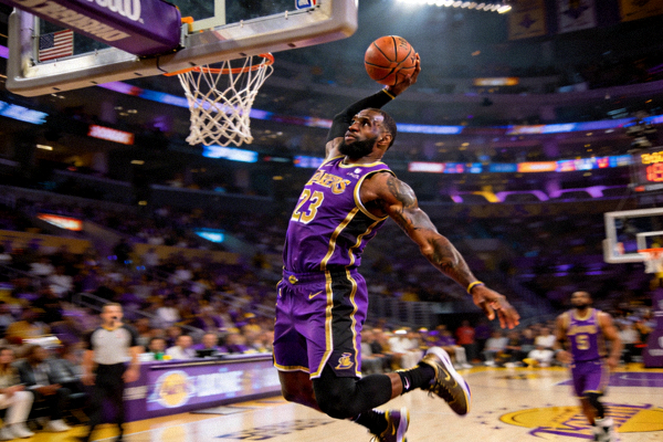 NBA篮球比赛洛杉矶湖人队球员勒布朗詹姆斯扣篮精彩瞬间