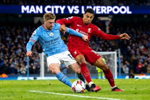 英超联赛曼城与利物浦激烈争夺足球的赛场画面